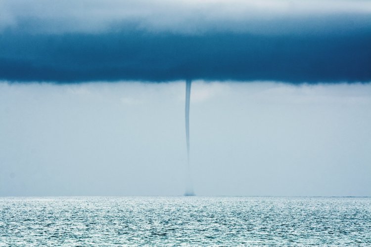 秋に被害が多い竜巻。台風の接近時も要注意（画像＝写真AC）。