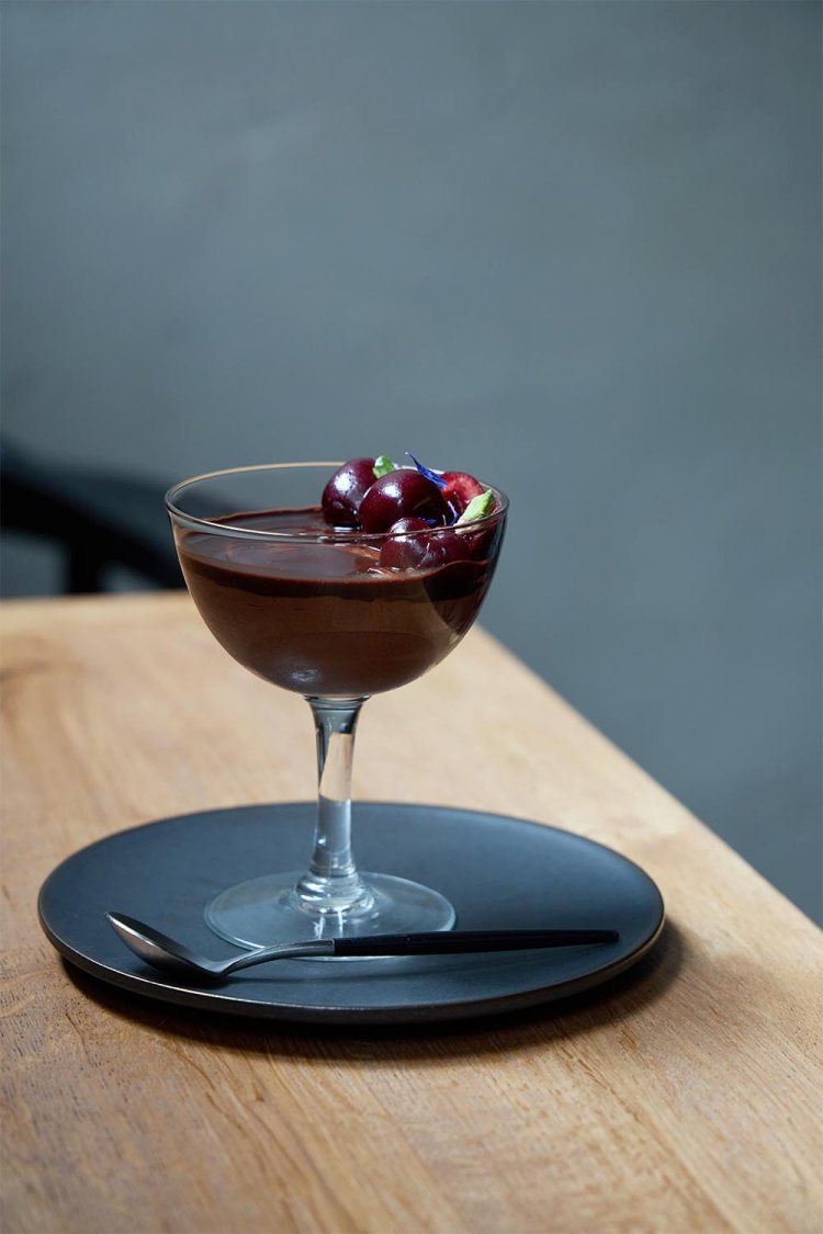 バヴァロアショコラ チェリー添え1100円。