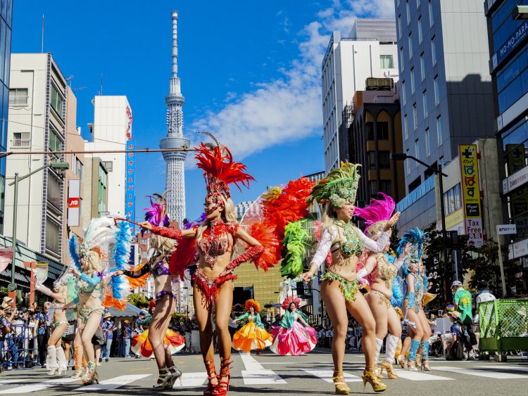 東京スカイツリーをバックに、情熱的なダンスで観客を魅了するダンサーたち。