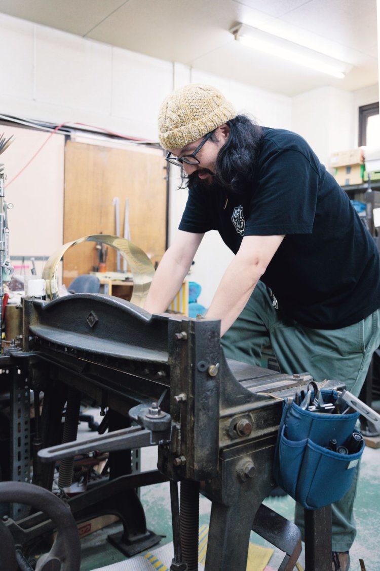 板状の真鍮をカットする機械は昭和に製造されたもの。作業はとてもアナロ グ！