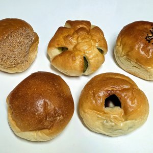 商店街で愛される武蔵小山『こみねべーかりー』の種類豊富なあんぱん〜黒猫スイーツ散歩 あんぱん編4〜