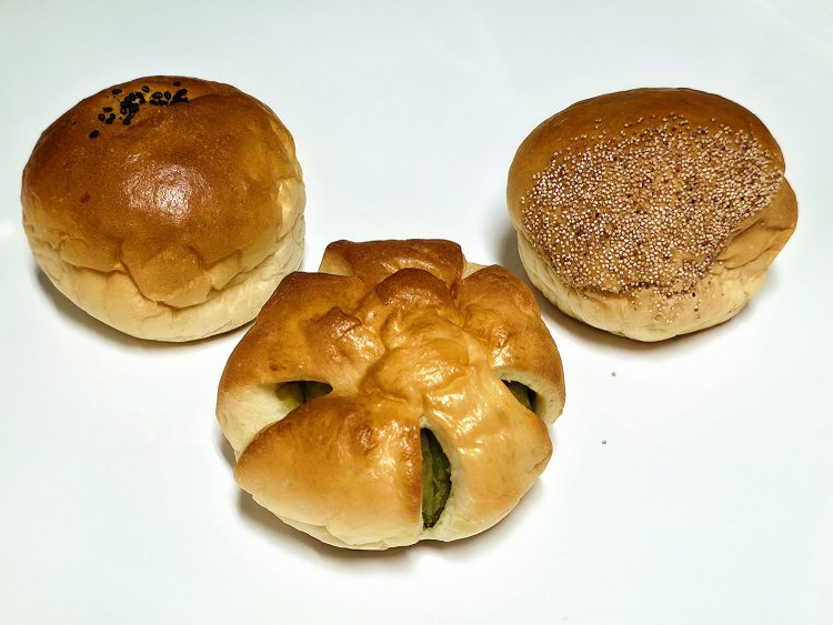 左から、ごまあんぱん、うぐいすあんぱん、くりあんぱん各150円。