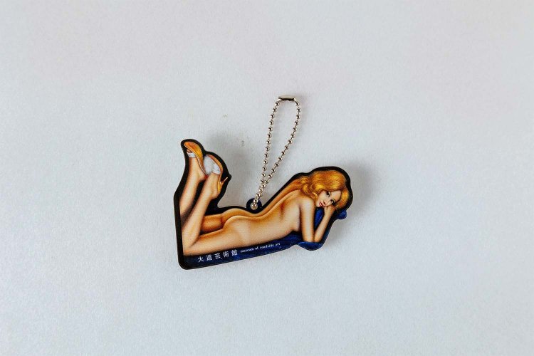 ガチャガチャで手に入る、オリジナルのアクリルチャーム500円。