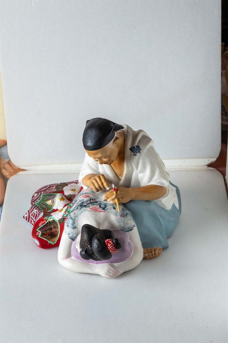 彫り師と遊女の春画人形。裏返してみると実はこのふたり……。