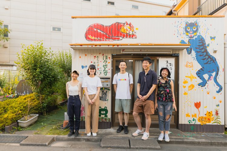 フィールドワーク後に話を聞かせてくれた「百年」メンバーのみなさん。左から小泉さん、平石さん、遠藤さん、本多さん、唐井さん。「ペンニョン」は韓国・朝鮮語読みだ。