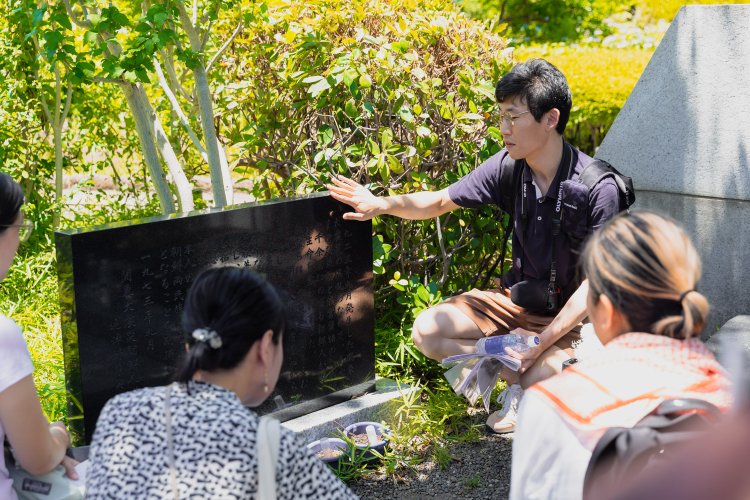 朝鮮人犠牲者追悼碑の説明をする本多さん。