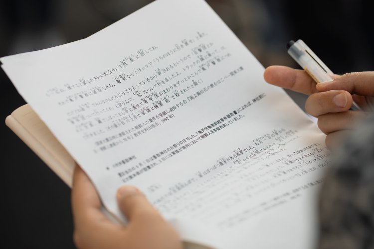 地図と証言が印刷された資料を手に歩いた。