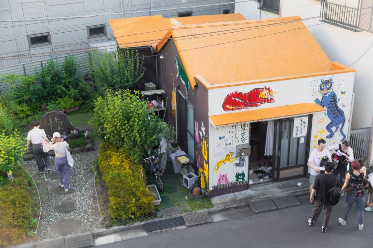 土手のそばにある『ほうせんかの家』。