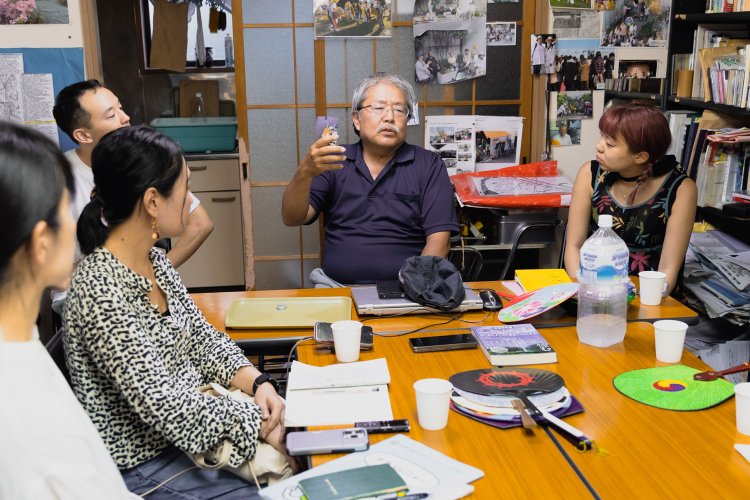 『ほうせんかの家』で迎えてくれた西崎さんと、感想を述べる参加者たち。