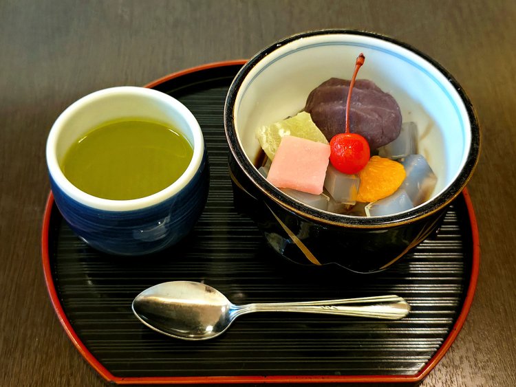 あんみつ620円。