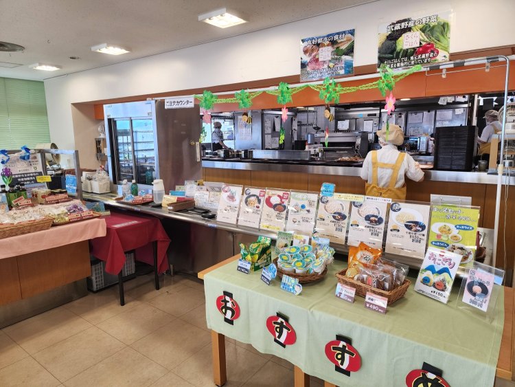 注文は対面で。キャッシュレス決済も可能。左奥が受取カウンター。