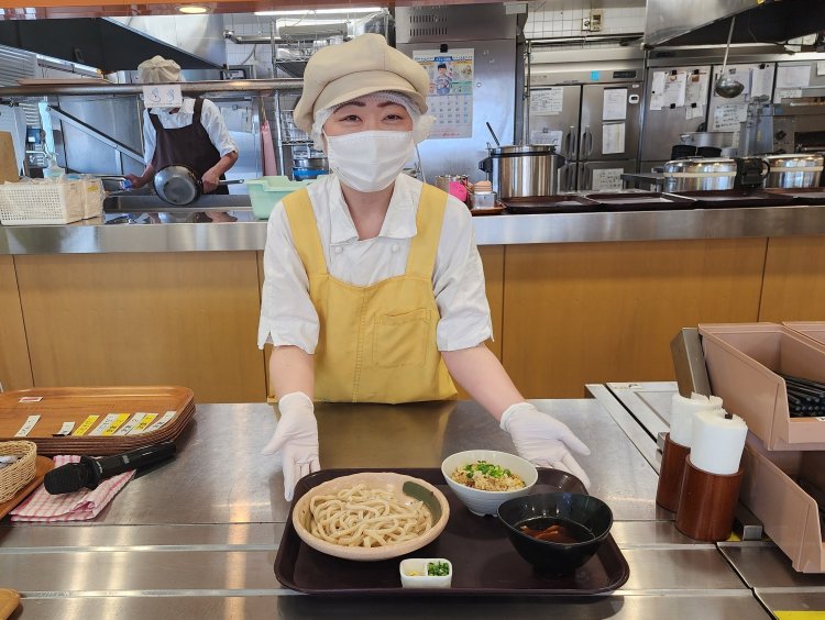 ステキな笑顔で「お待たせしましたー」と、トレーを差し出すスタッフさん。笑顔がすてき。