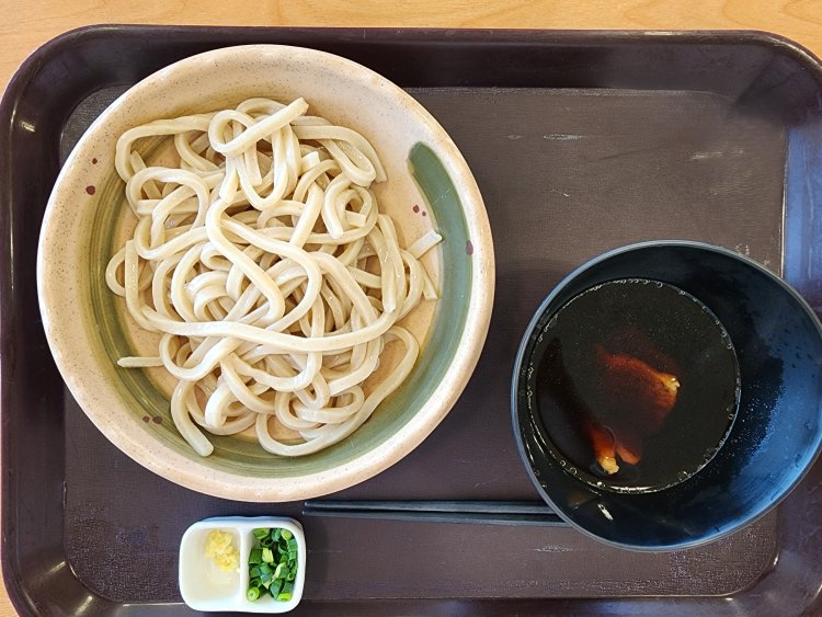 これがうわさの武蔵野肉汁うどん800円。薬味はネギとショウガ。