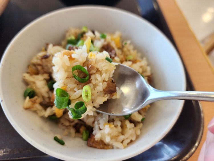 単品メニューにはない豚チャーハン。麺類を注文するとプラス280円で付けることができる。