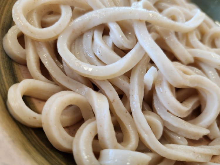 全粒粉が混ざっているので茶色のつぶつぶが見える。