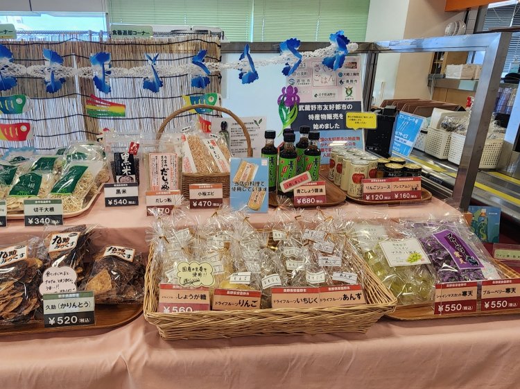 注文カウンター前では友好都市の特産品を販売している。