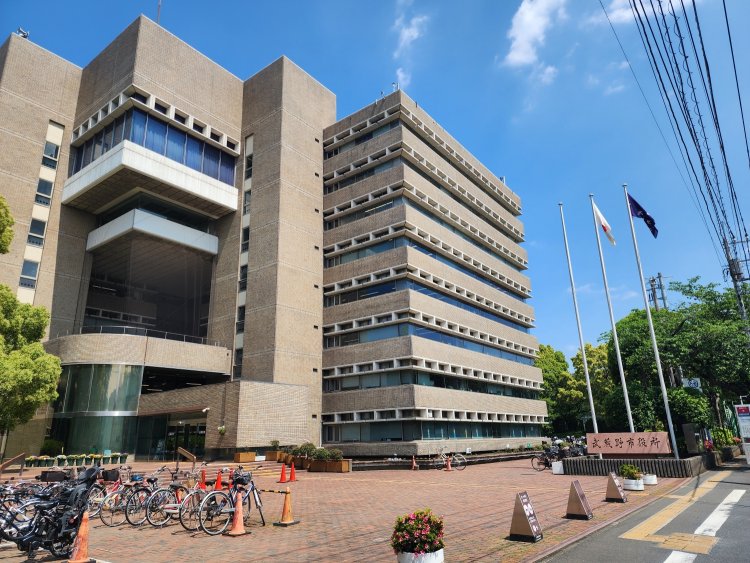 武蔵野市役所正面に到着。桜並木はこの先も続く。