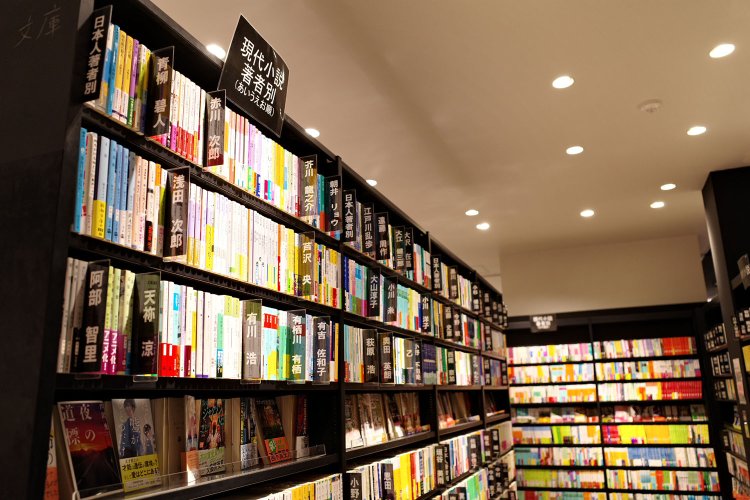 著者名の50音順に並ぶ既刊文庫の棚。気になる作家にフォーカスできる。