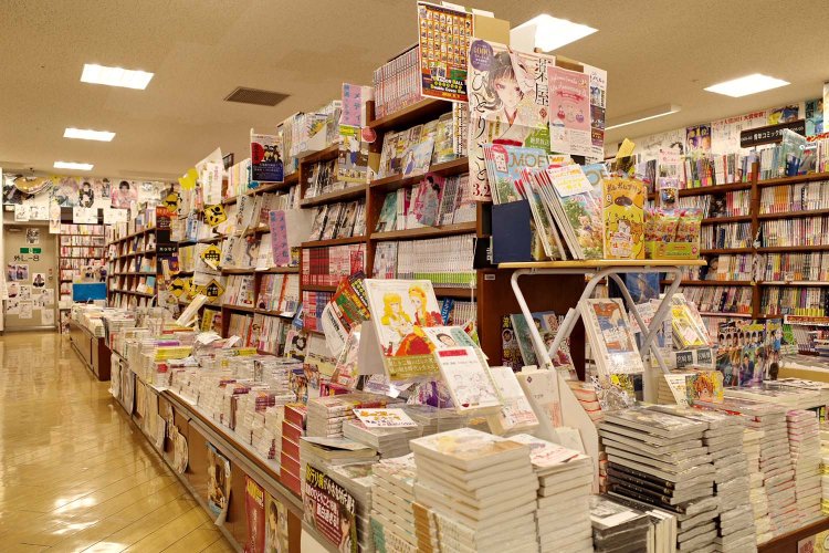 ただ本を積むだけではなく、動きと遊びがあり、高揚感がある漫画売り場。