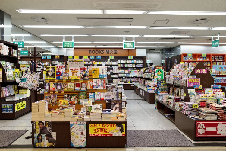 駅前の商業ビルにあり、買いものついでに立ち寄る人が多い。