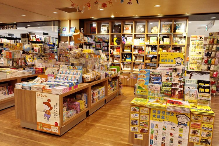 一段とにぎやかな児童書売場。大人も楽しい。