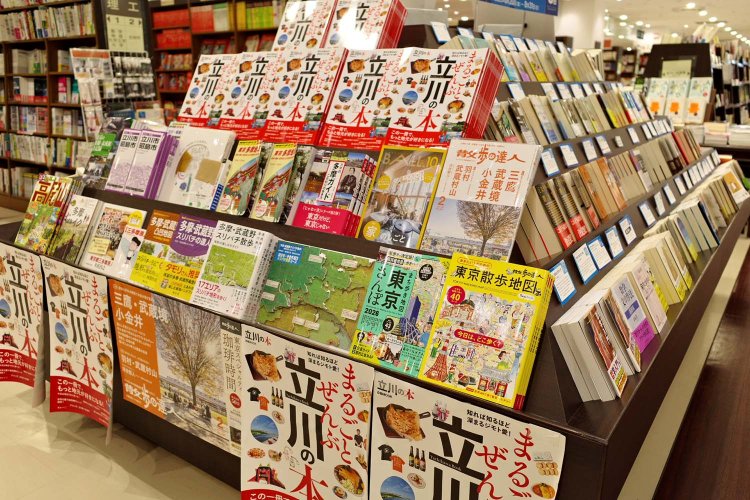 表紙を見せて並べる祭壇のような棚。地元立川の情報誌は常設。