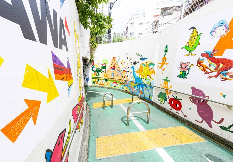 立川駅東地下道はアートが満開。