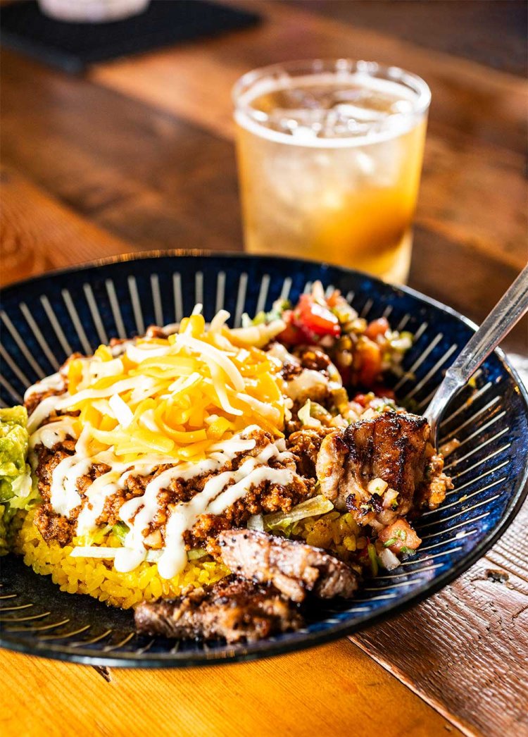 トッピング全部乗せの越境TACOライス2000円は店の原点の味。スパイス梅ジンソーダ700円。