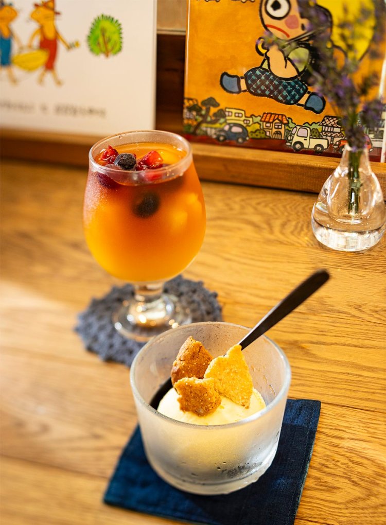 温州みかんの紅茶700円、クッキーを散らしたシンプルバニラ350円。