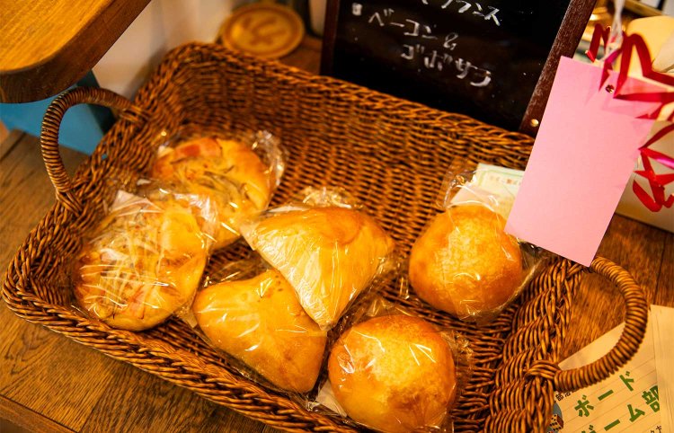 日替わりパンは各350円。