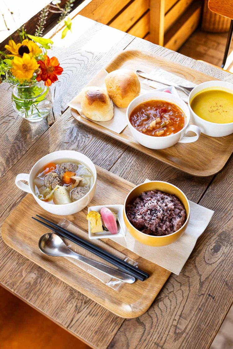 スープセット600円、スープ2種を選ぶまんぷくセット950円。パンか黒米ごはん付き。