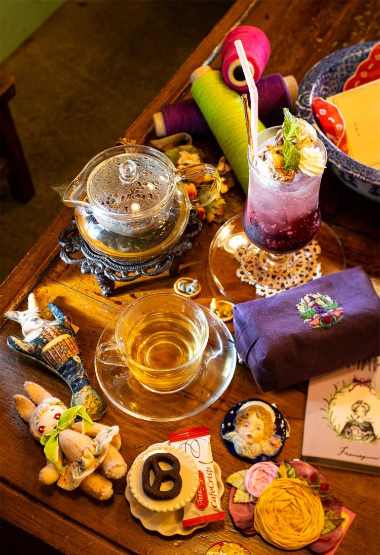 フレッシュフルーツシロップのクリームソーダ1000円、ティーポットsetおかしつき1100円。