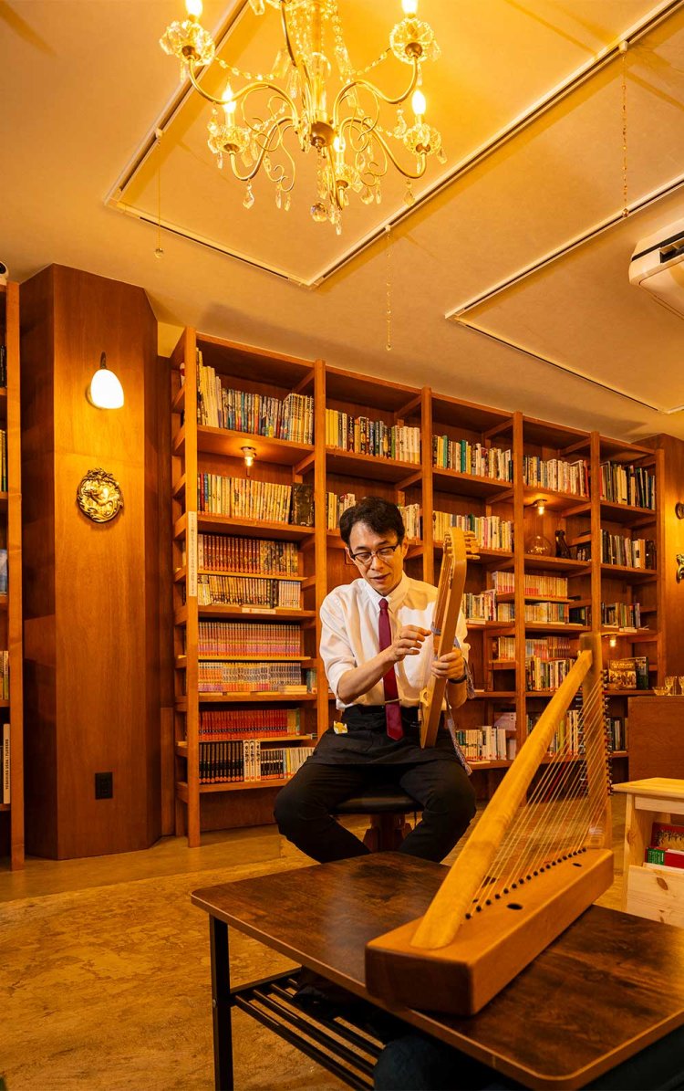 高畑さんは語り部。5世紀の竪琴で妖精の足音を響かせながら語る催しも開く。