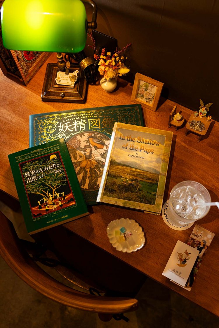 エルダーフラワーコーディアルソーダ800円は月替わりの琥珀糖付き。