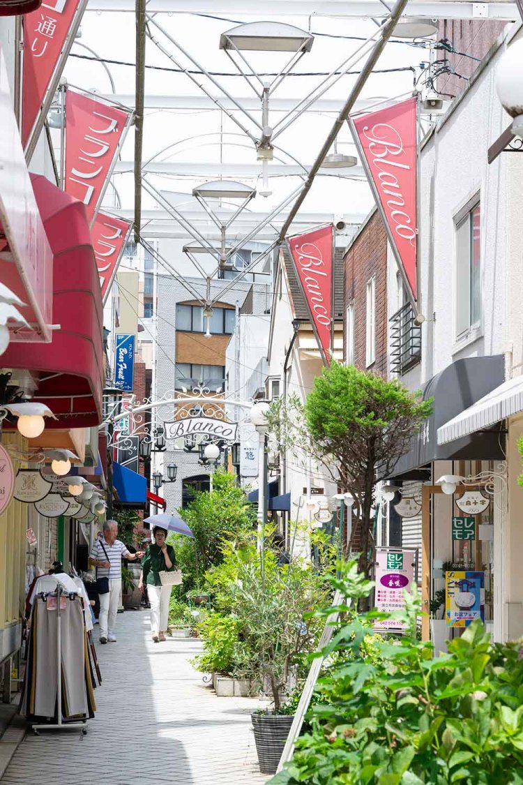 国立駅南口側にある「国立ブランコ商店会」。