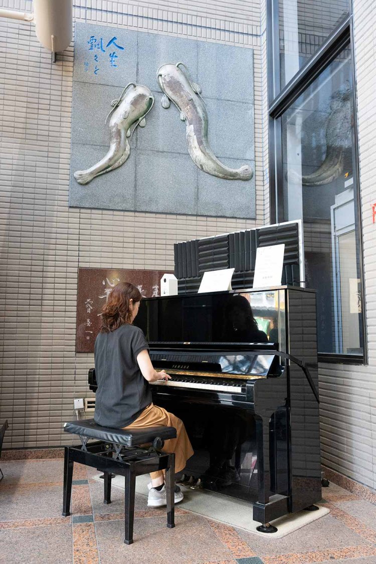 駅前の『せきやビル』1階にあるストリートピアノ。