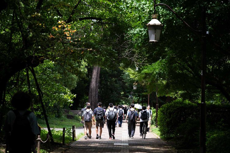 大学通りを歩く学生もどこか落ち着いている。