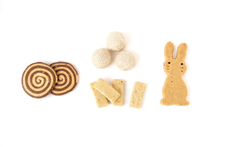 左から、うずまきのクッキー 6個560円。和三盆糖のクッキー 12個560円。黒こしょうのクッキー 18個560円。アーモンドのクッキー 2個351円。