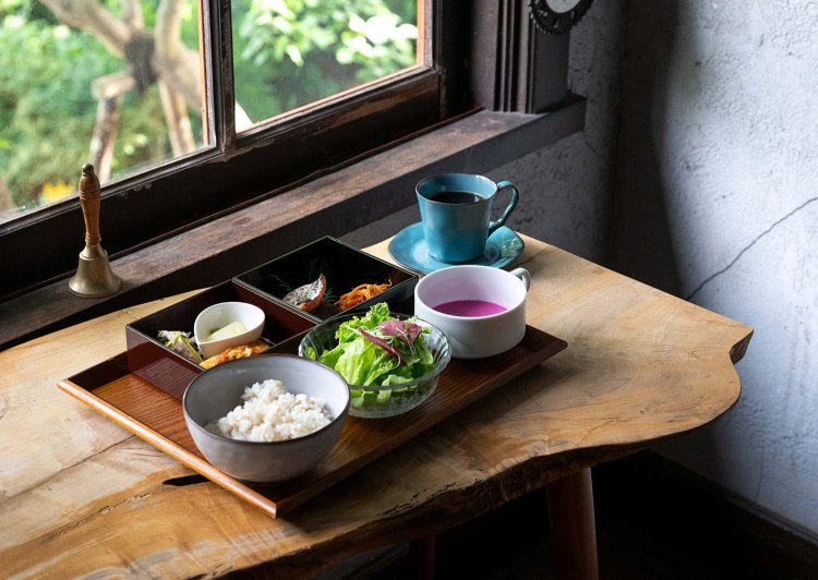 おきもと御膳2600円のほか、ピザやカレーなどメニューも豊富。