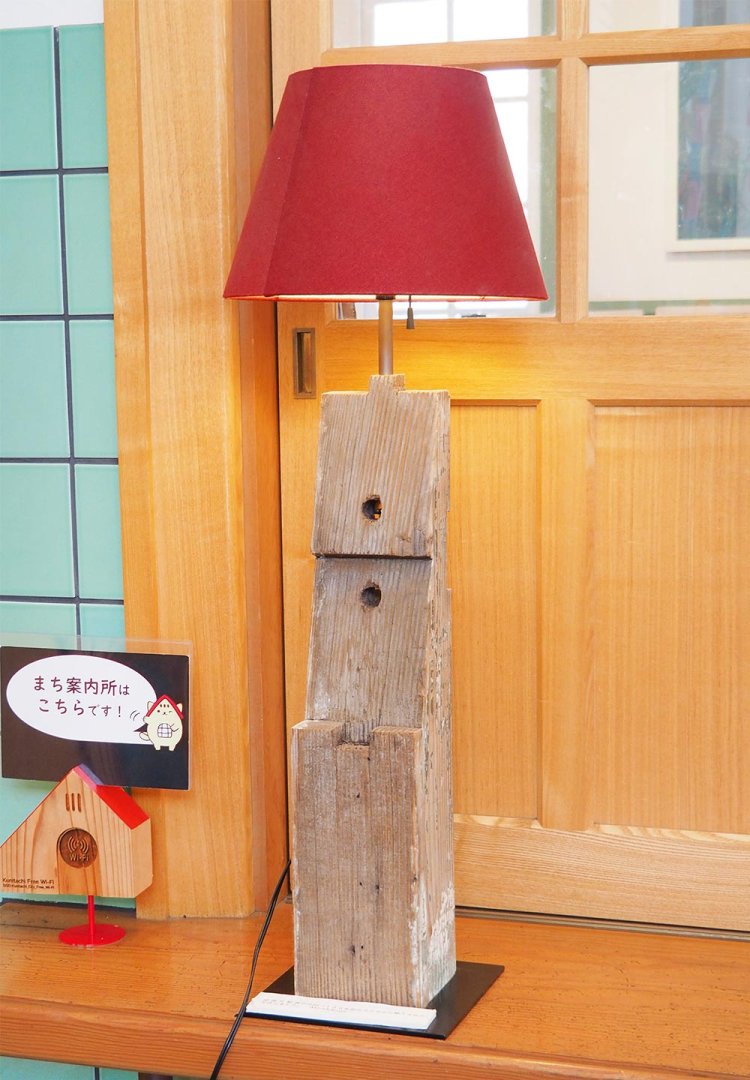 市民が古い部材で作ったランプも。