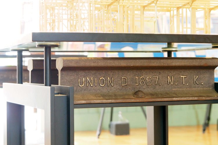 展示物の什器にもレールが！