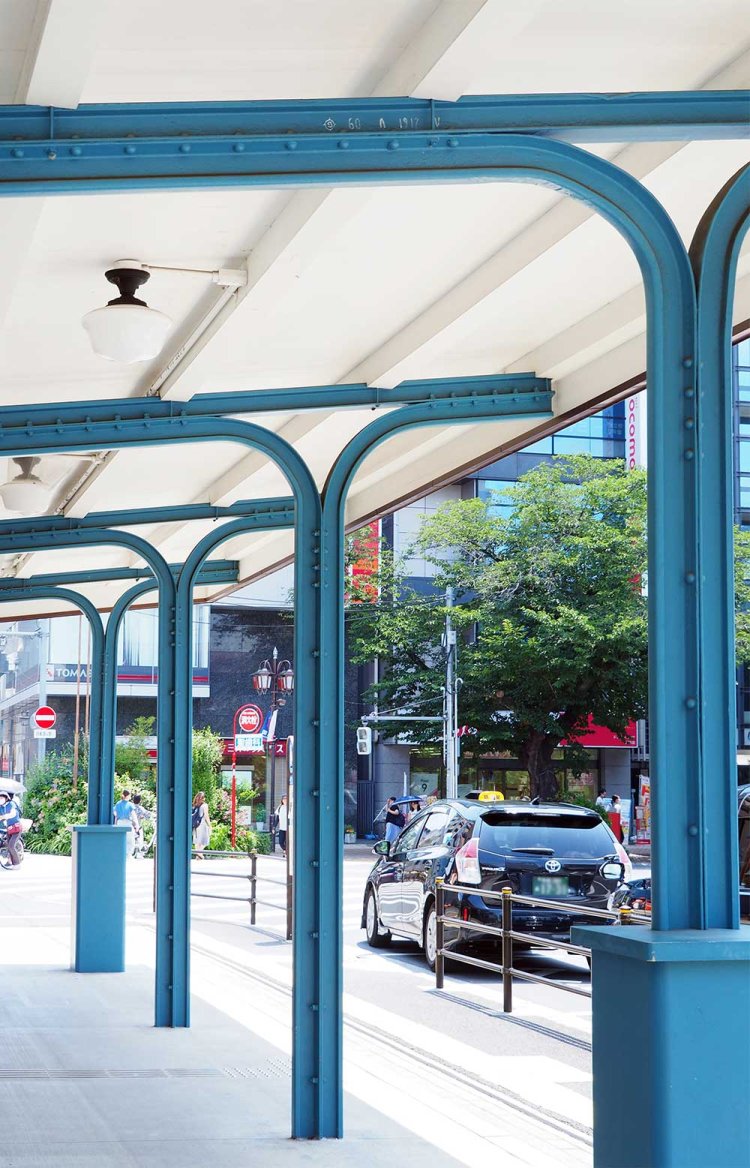 両端のひさし柱が当時のレール。