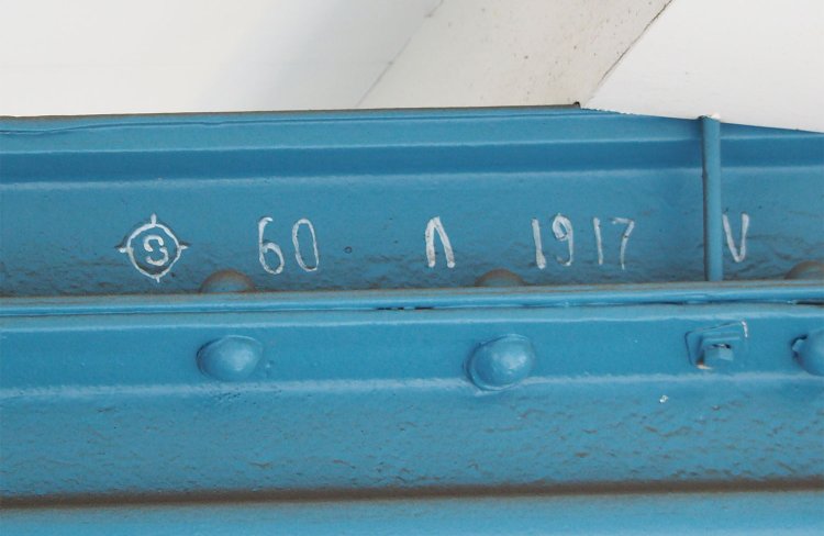 レールの刻印が読み取れる。