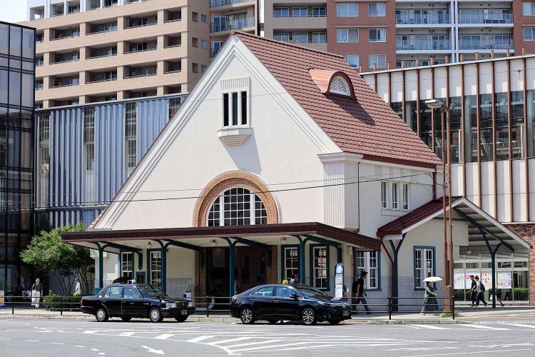 「旧国立駅舎の屋根、三角形じゃないか!!」。