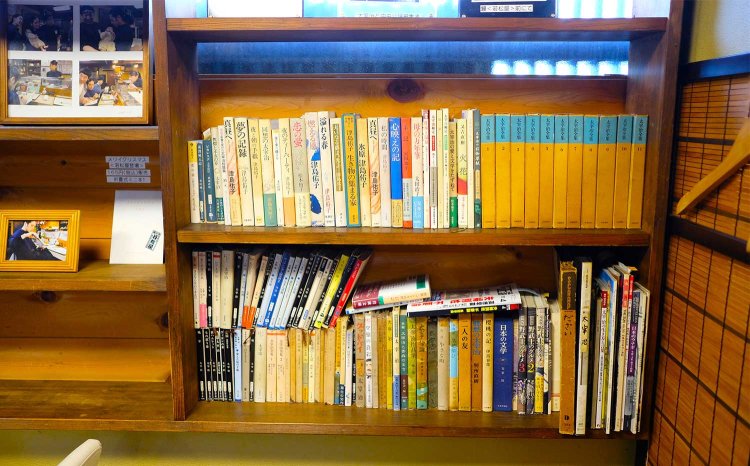 お店の片隅には太宰の書籍が並ぶ太宰書棚あり。ファンからの寄贈や、例えば太宰ファンとしても知られる又吉直樹さんが、芥川賞受賞の前に持ってきてくれた『火花』のサイン本なども。