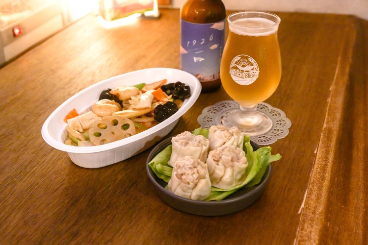 店近くの町中華『永芳園』の出前も可。各種700円～。クラフトビール「くにぶる」1200円も揃う。
