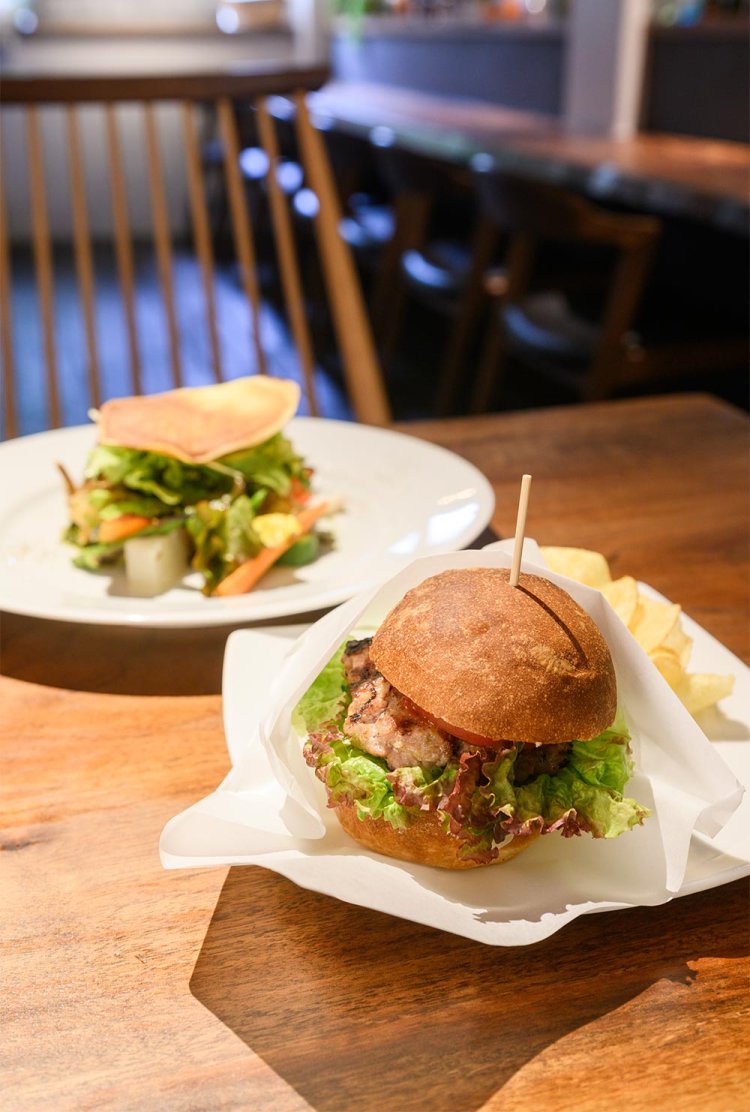 南洲黒豚ハンバーガーセット1540円。