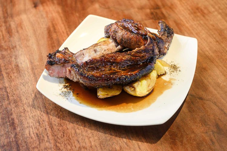 スペアリブ黒胡椒焼き2400円。