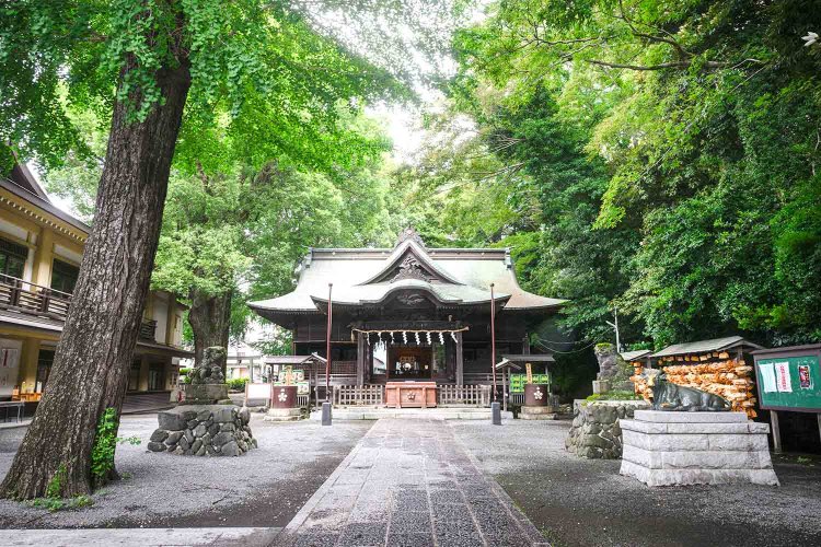 拝殿の様子。右手斜面、左手水路の流れる平地。左右対称でない点も珍しい。