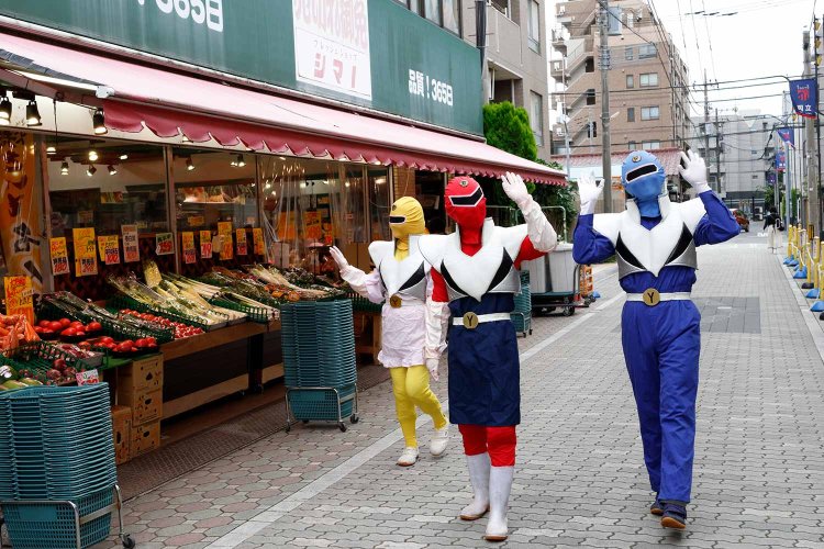 3人が歩くと「やっほー！」の声が行き交う。